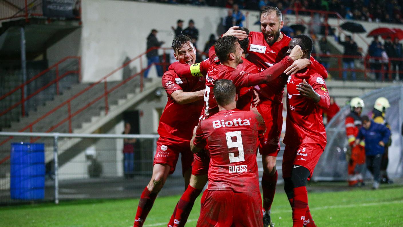 Gli zurighesi abbracciano il proprio capitano, autore della rete decisiva