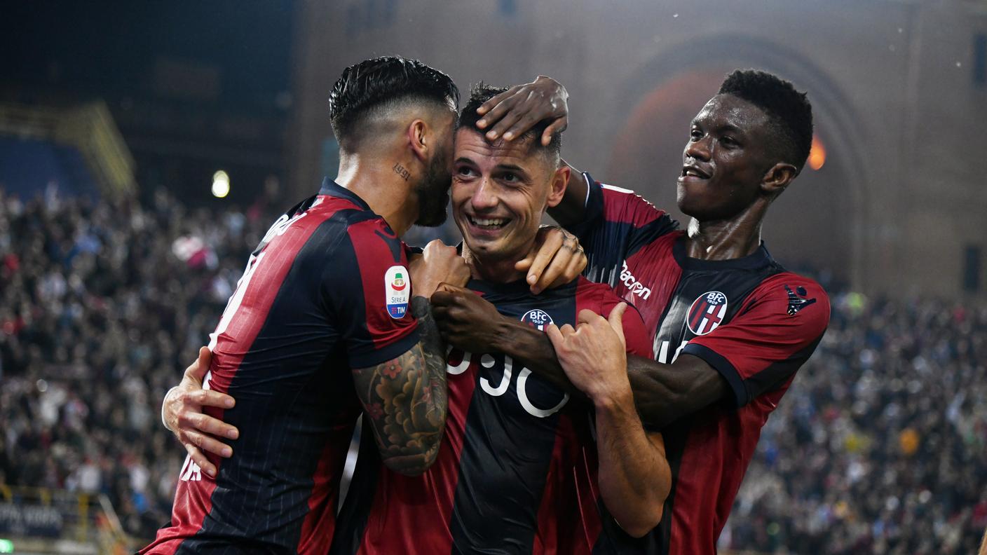 Festeggiato dai compagni