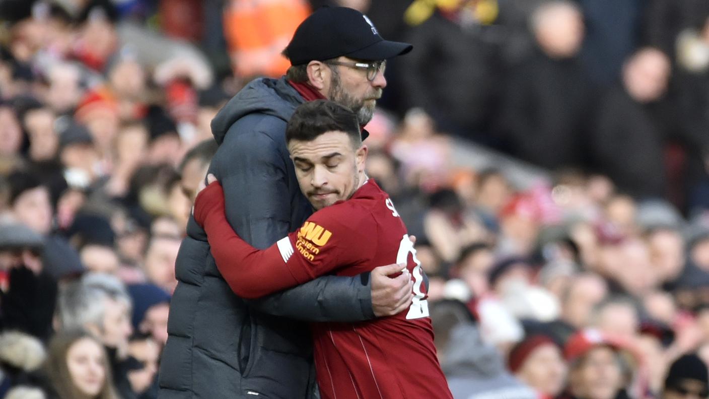 L'abbraccio tra Klopp e Shaqiri, scelto per l'11 di partenza