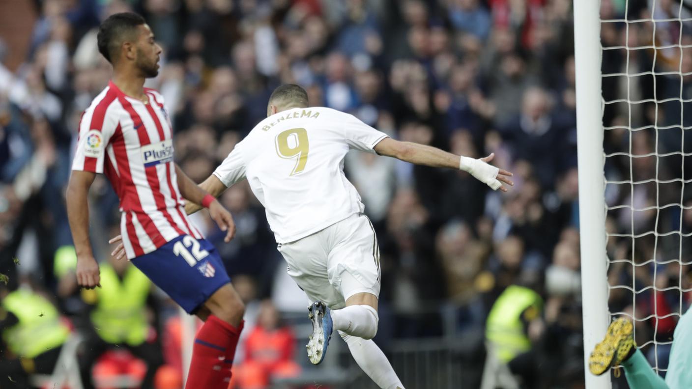 Benzema esulta dopo aver segnato il gol partita