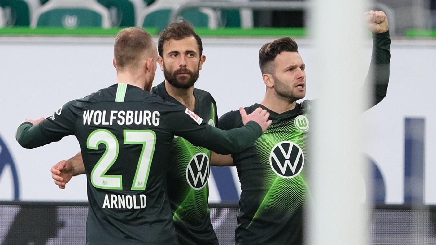 Arnold festeggia la rete dell'1-1 con i due rossocrociati