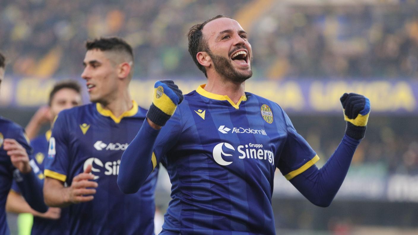Pazzini festeggia dopo aver insaccato il 2-1 su rigore