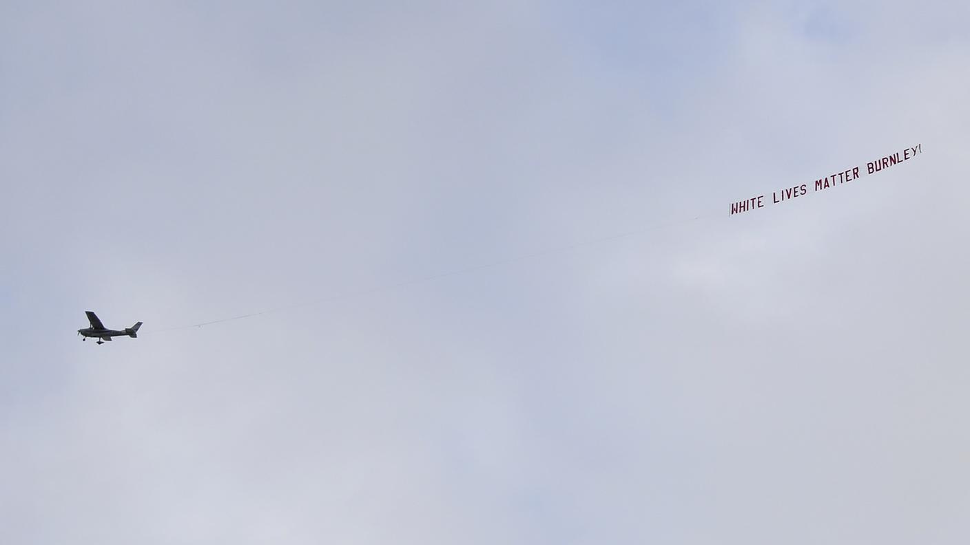 Lo striscione incriminato che ha sorvolato lo stadio prima dell'inizio della partita