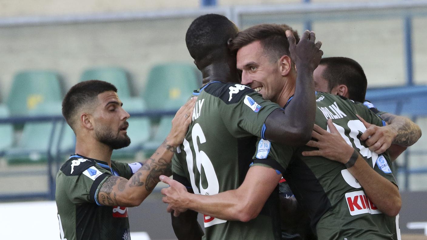 Milik riceve l'abbraccio dei compagni dopo il gol d'apertura