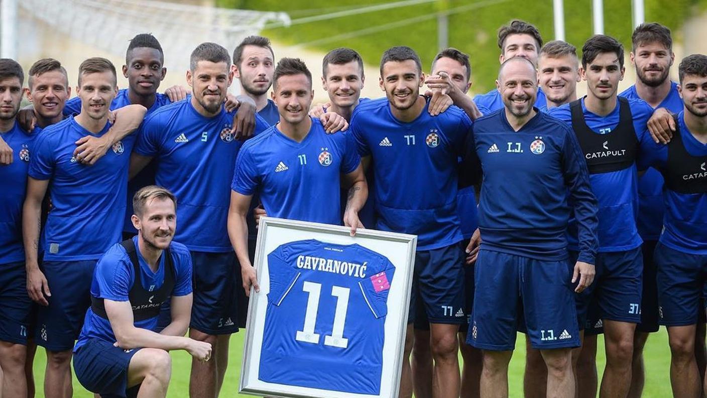 In posa con tutta la squadra