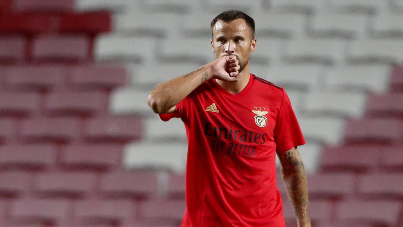 Doppietta nel 3-2 del Benfica sulla Farense