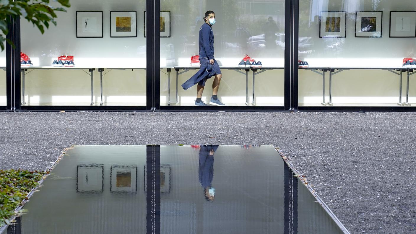 Ricardo Rodriguez all'interno dell'hotel che ospita gli elvetici
