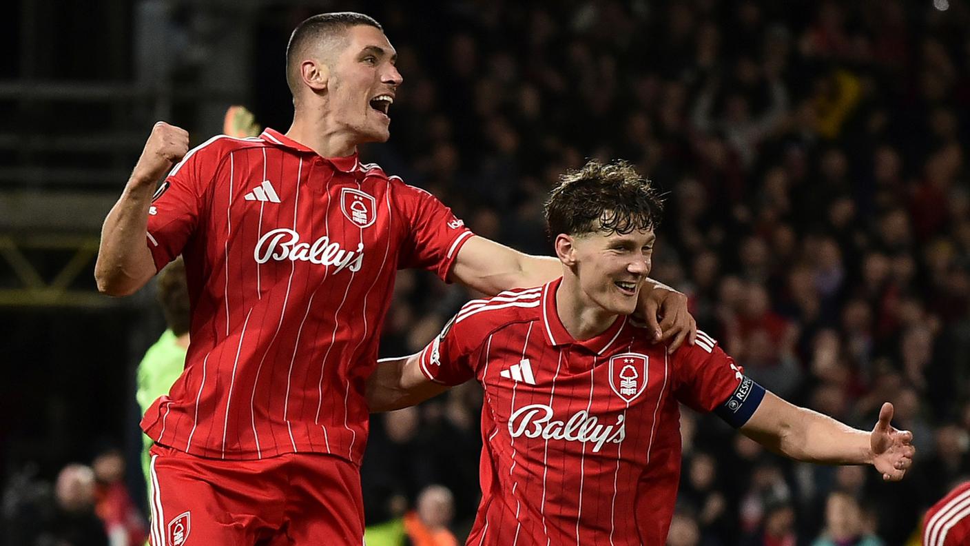 Milenkovic festeggiato dopo la rete del 3-0