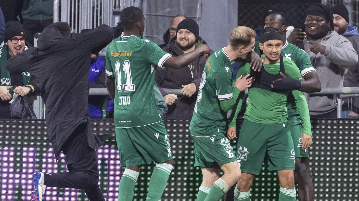 Il match-winner Golliard festeggiato dai compagni