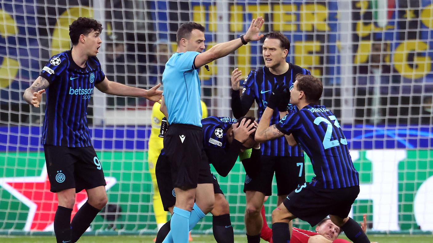 Arbitro richiamato dal VAR