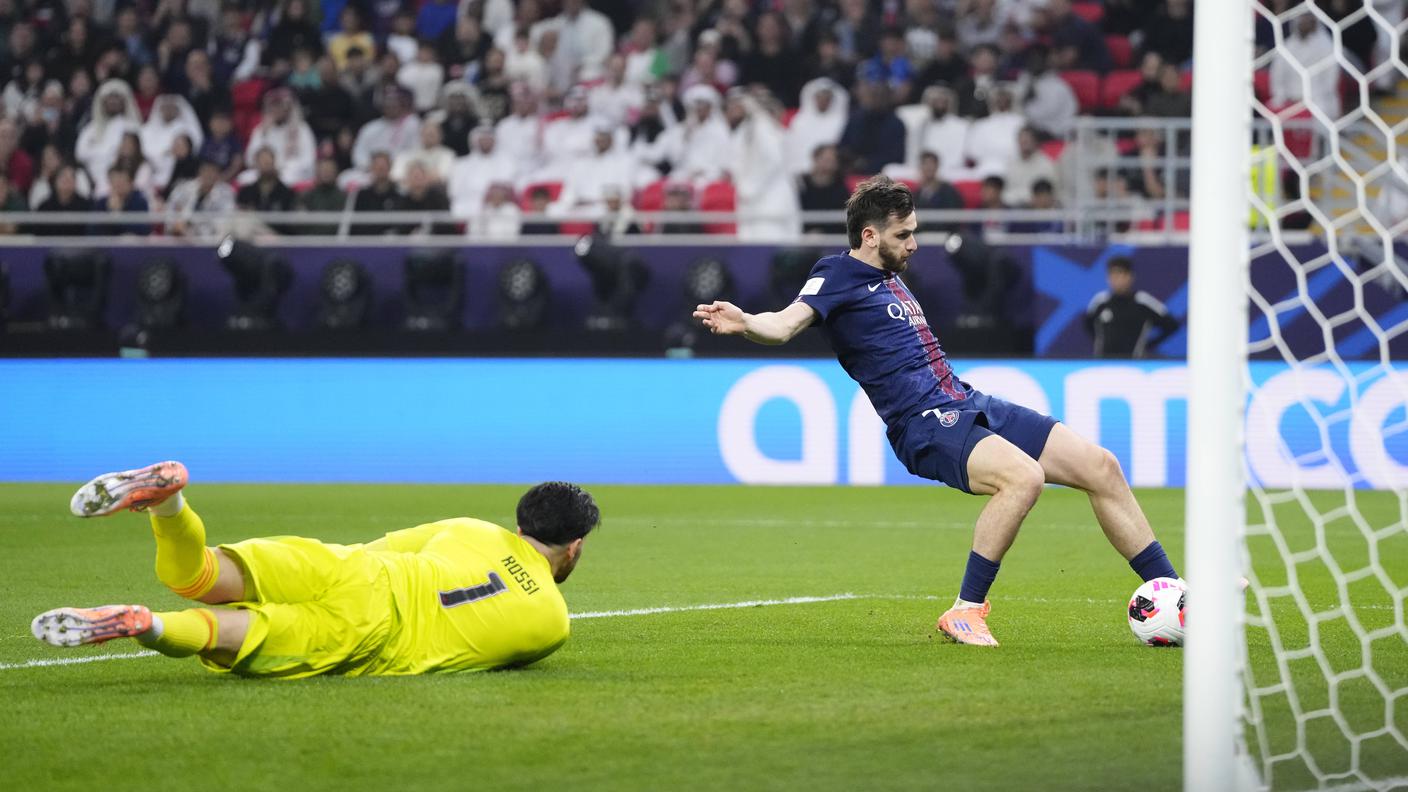 Kvaratskhelia infila l'1-0 sull'errore di Rossi