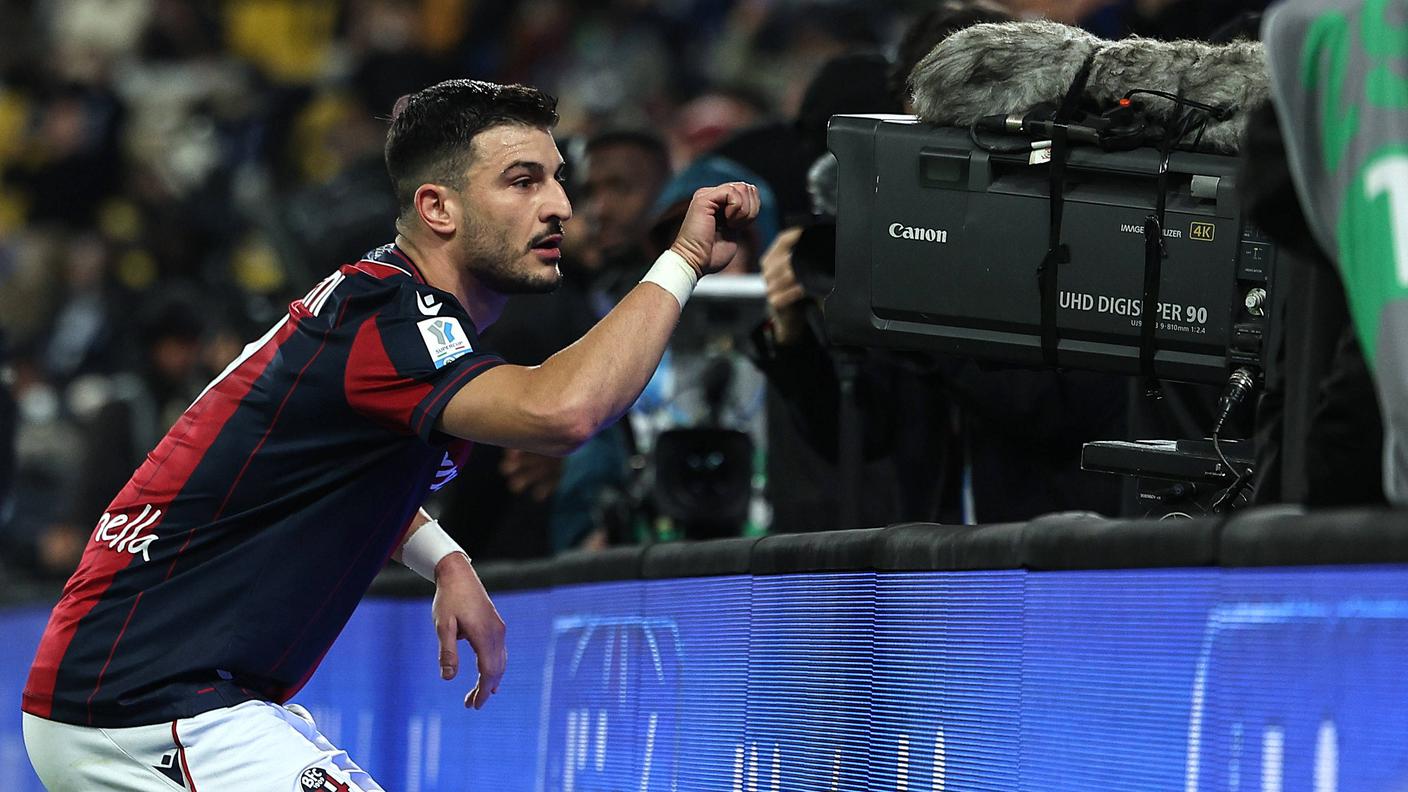 Orsolini festeggia così dopo aver firmato l'1-1