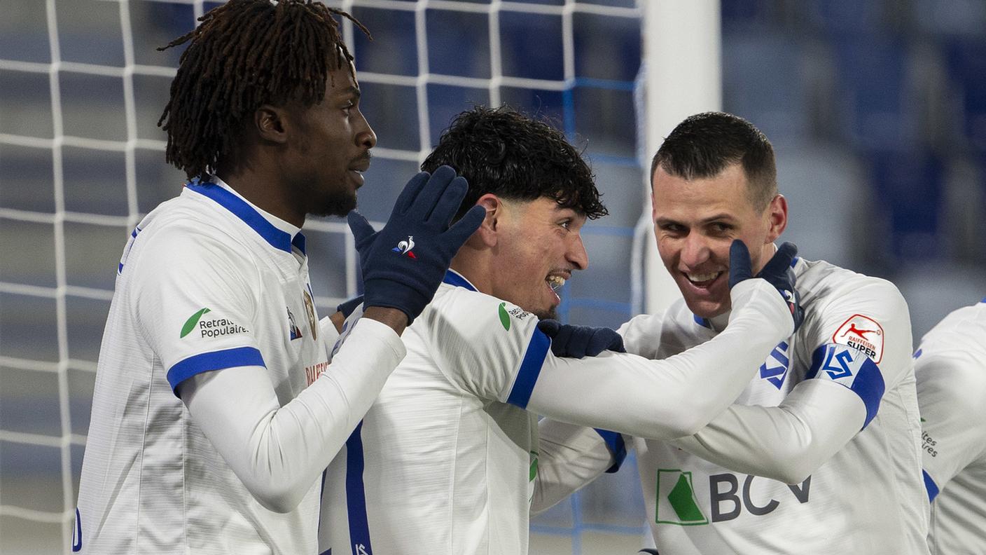 Puertas festeggia con i compagni il gol del 2-0 vodese