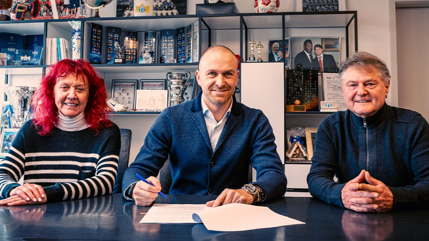 Il momento della firma in mezzo ai coniugi Canepa