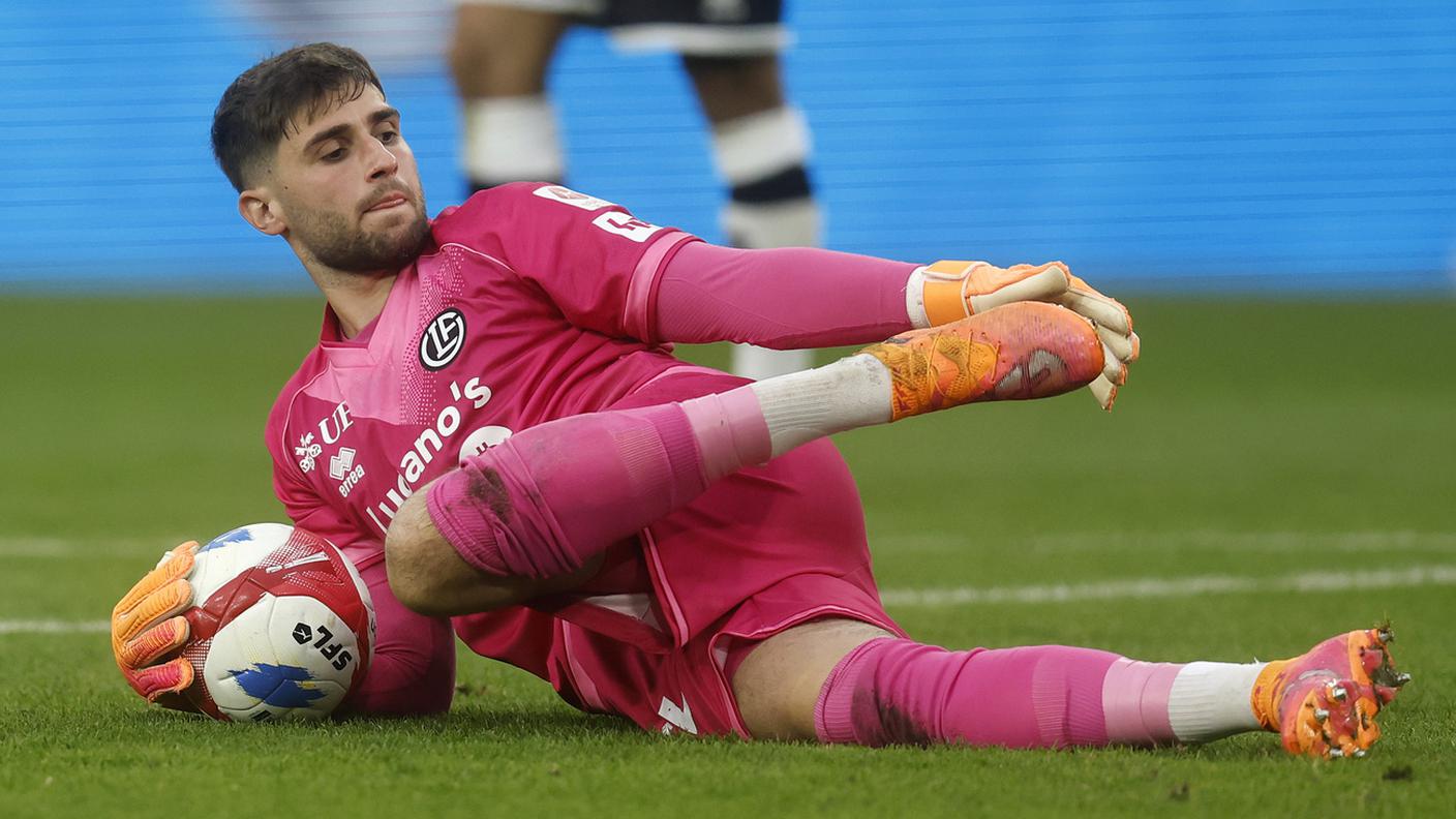 Nota 5 per il portiere del Lugano, qui in azione contro il Basilea