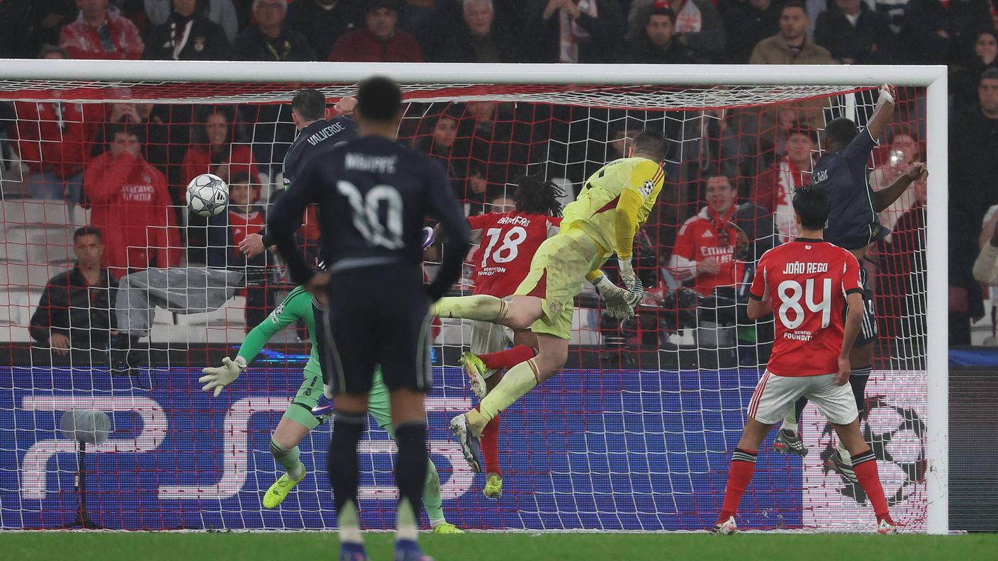 La girata vincente dell'estremo difensore ucraino