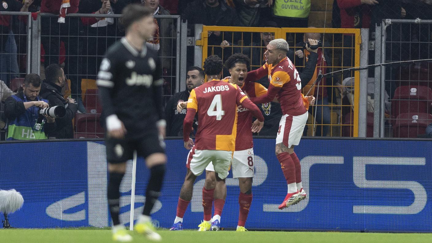 Festeggiano gli uomini di Okan Buruk