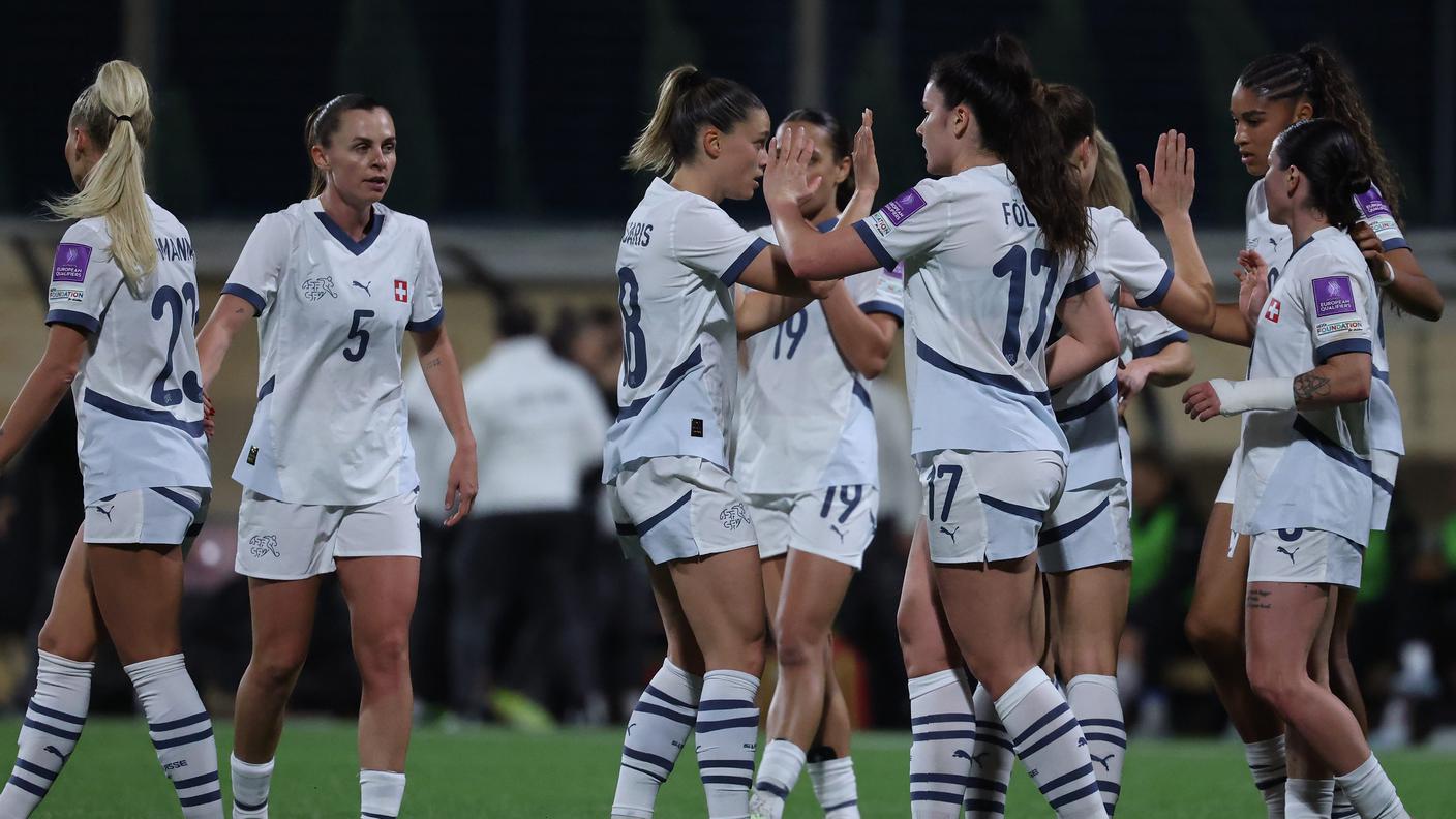 Svenja Fölmli festeggiata dalle compagne dopo il momentaneo 3-1