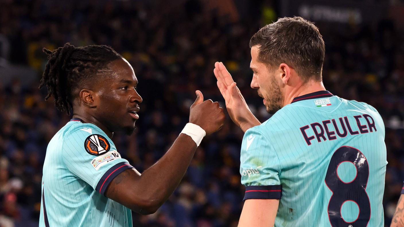 Freuler e Rowe si congratulano a vicenda