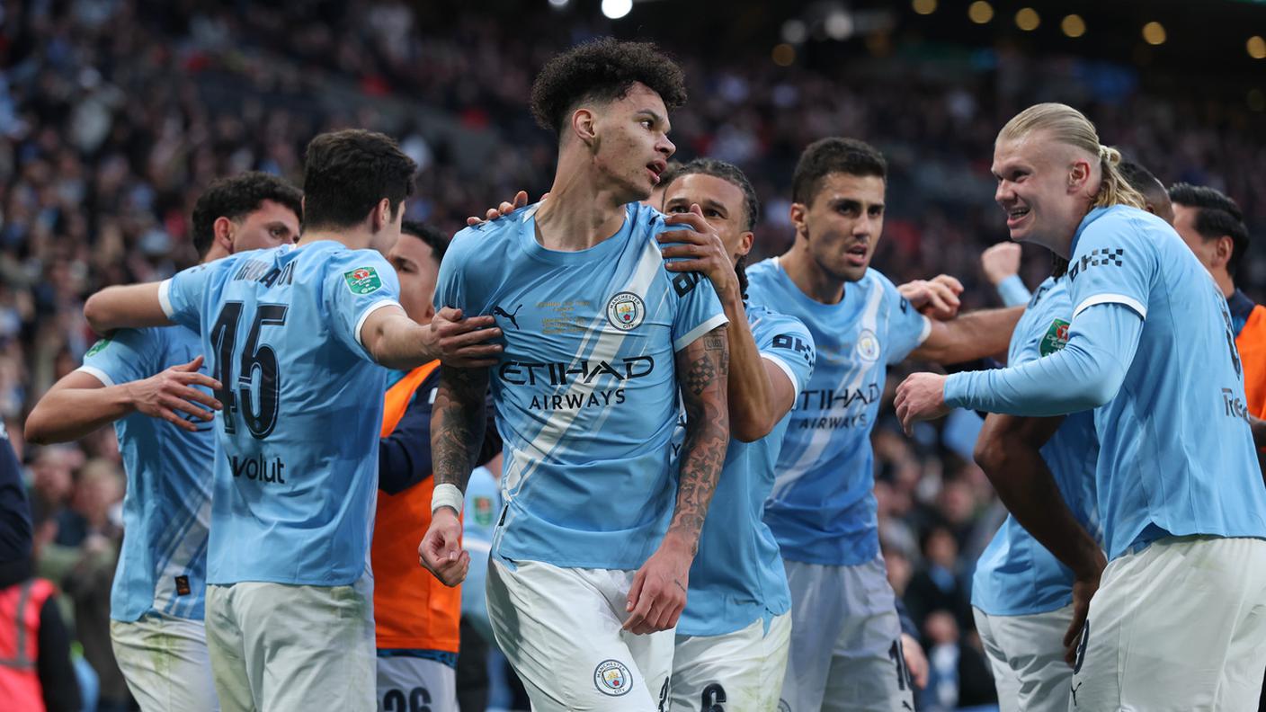 Il match-winner festeggiato dai compagni