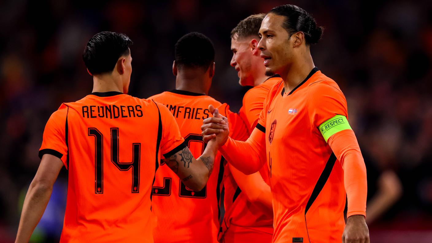 Reijnders festeggia la sua rete assieme a van Dijk