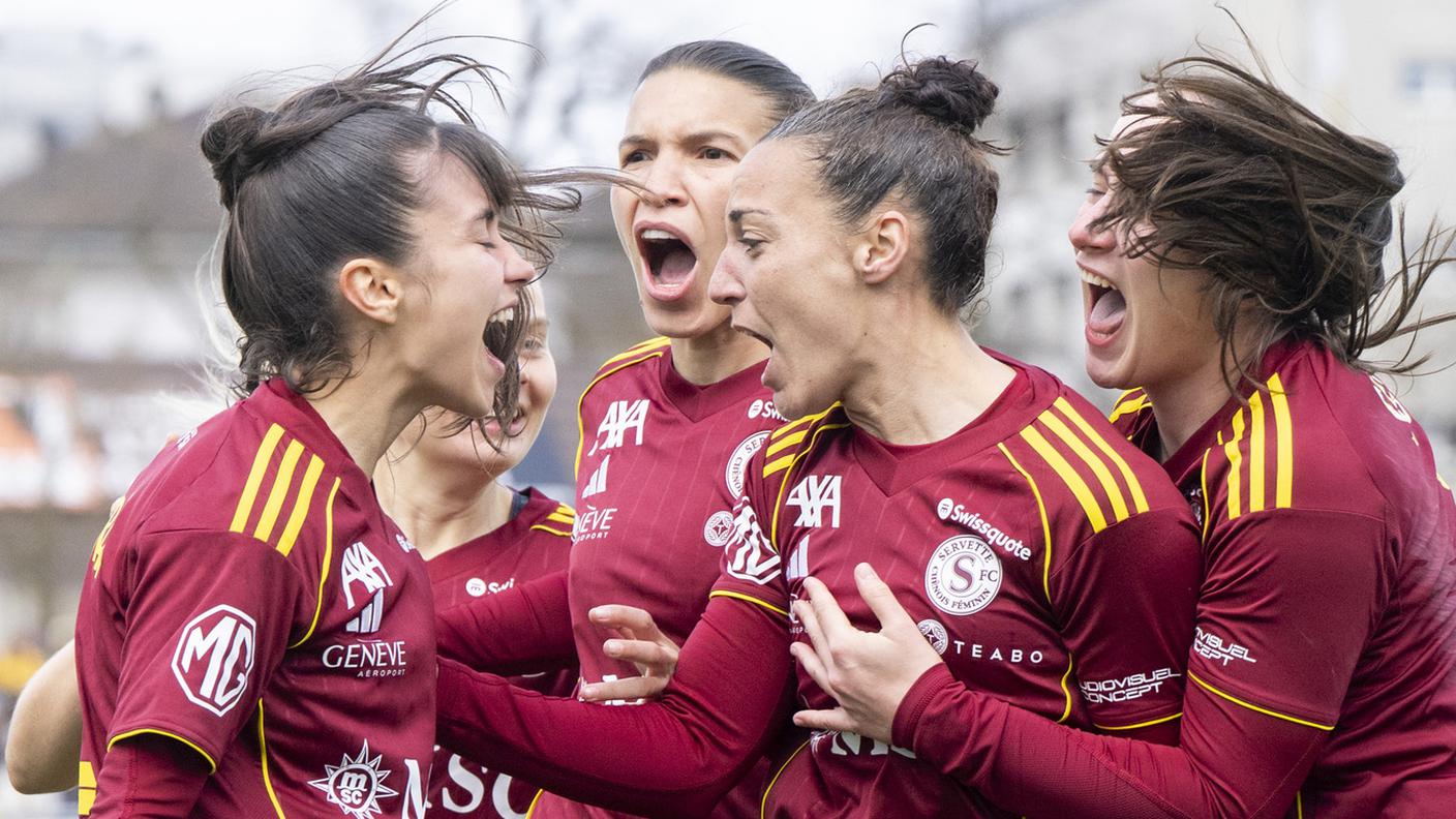 Serrano festeggia la rete con le compagne