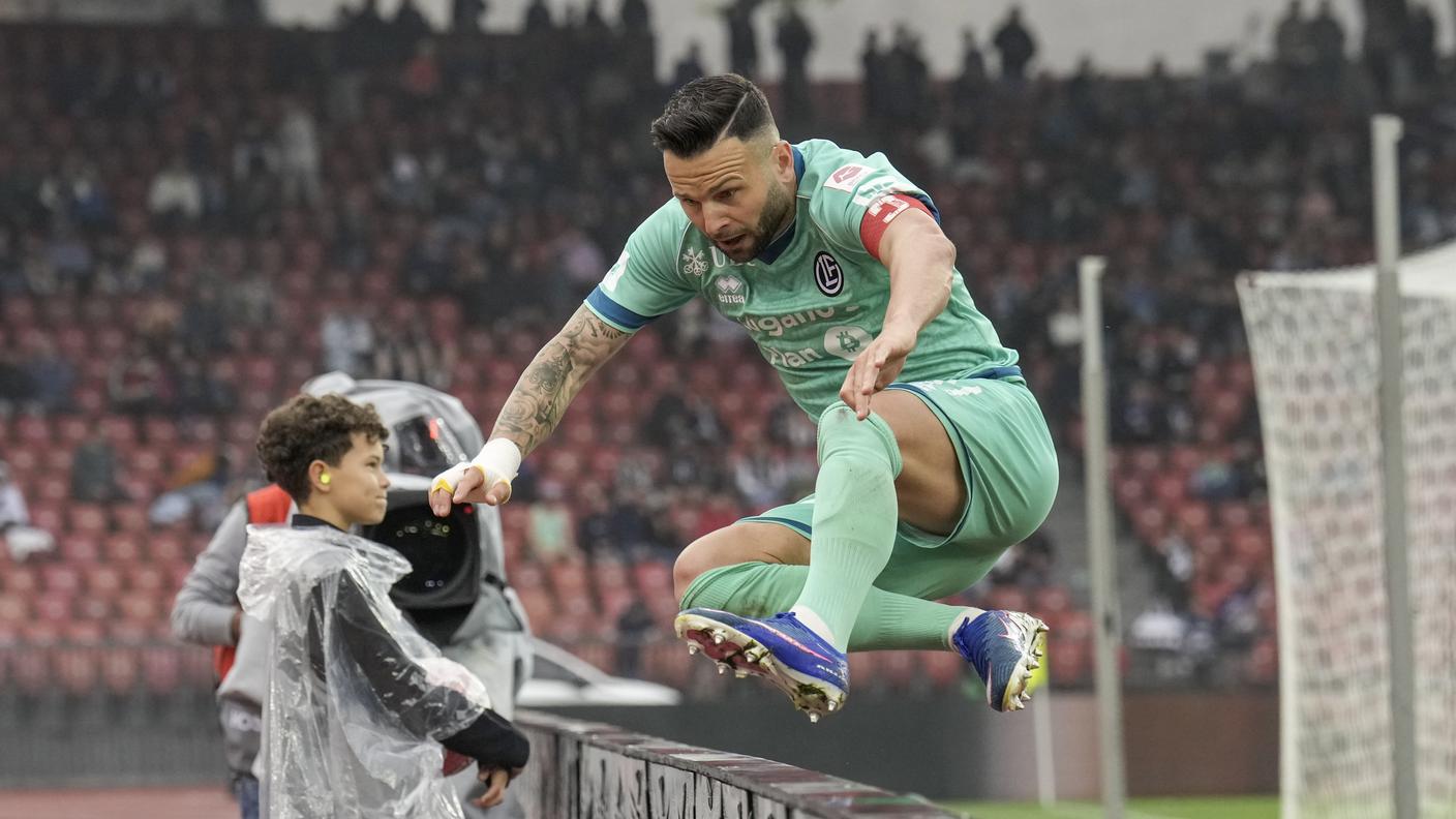 Mentre corre sotto la curva ospite