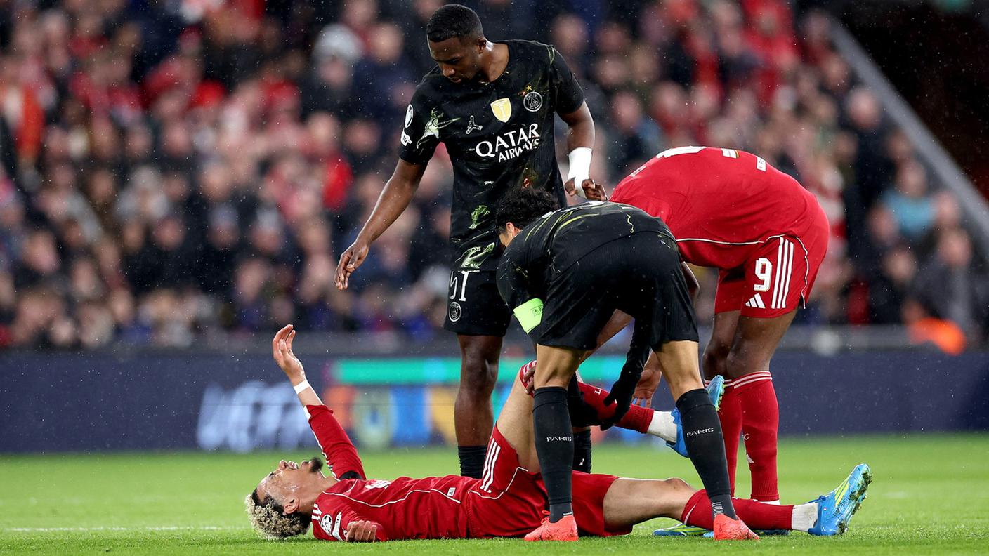 L'attaccante del Liverpool a terra