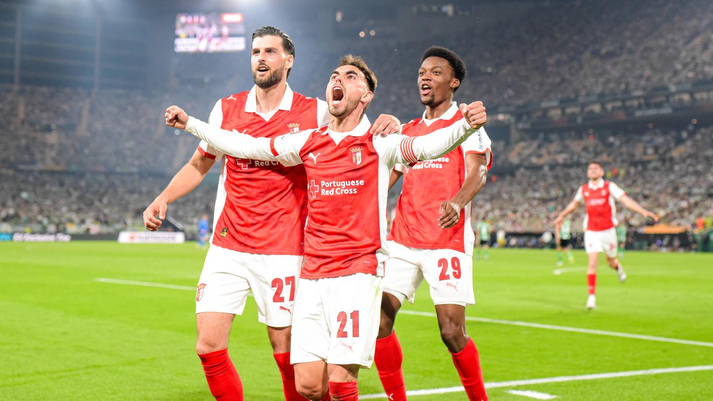 La gioia di Horta, autore della rete decisiva per lo Sporting