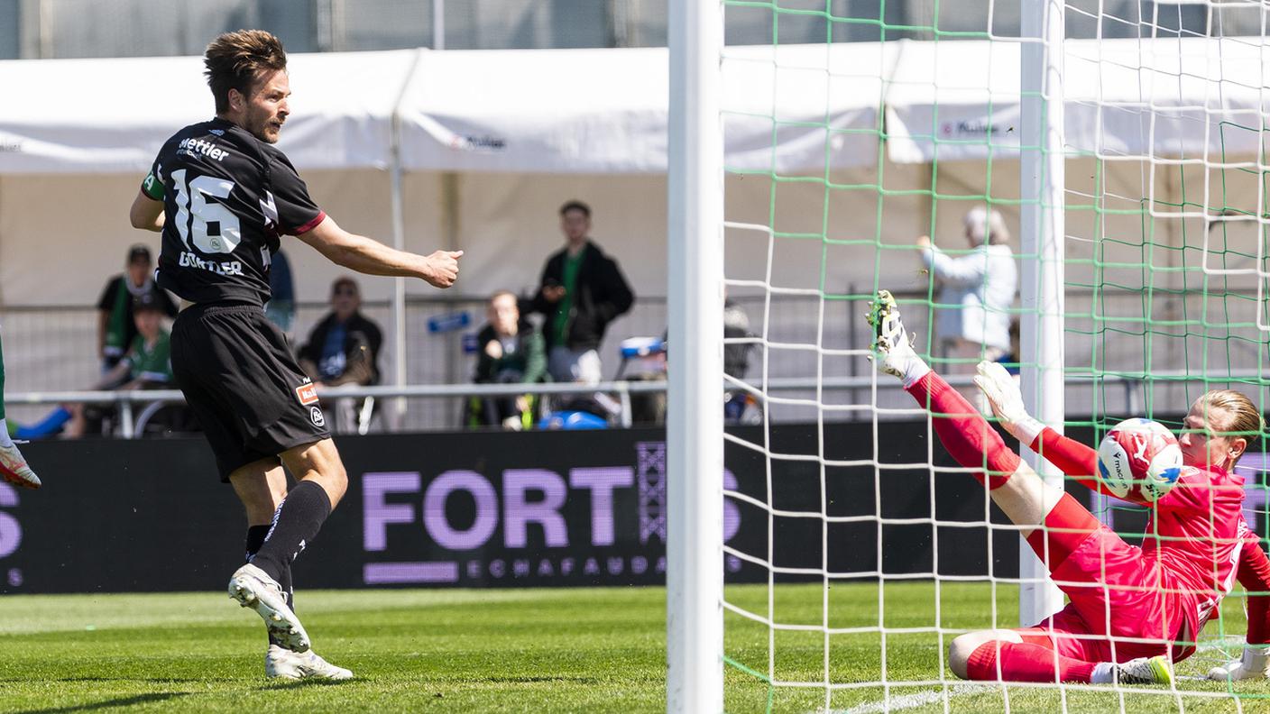 Il capitano insacca il pallone del vantaggio