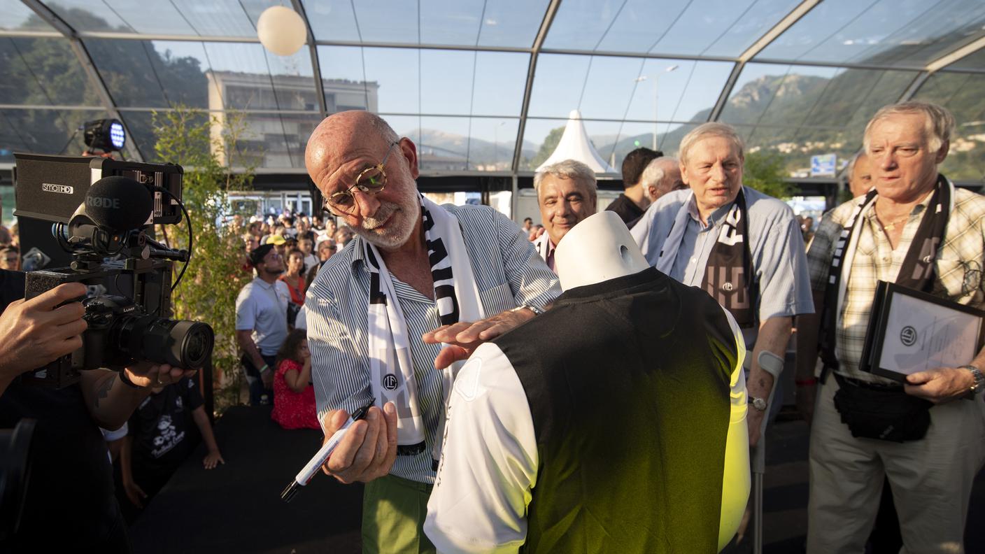 L'oggi 82enne in un'immagine dei festeggiamenti del 2018 per i 110 anni dell'FCL