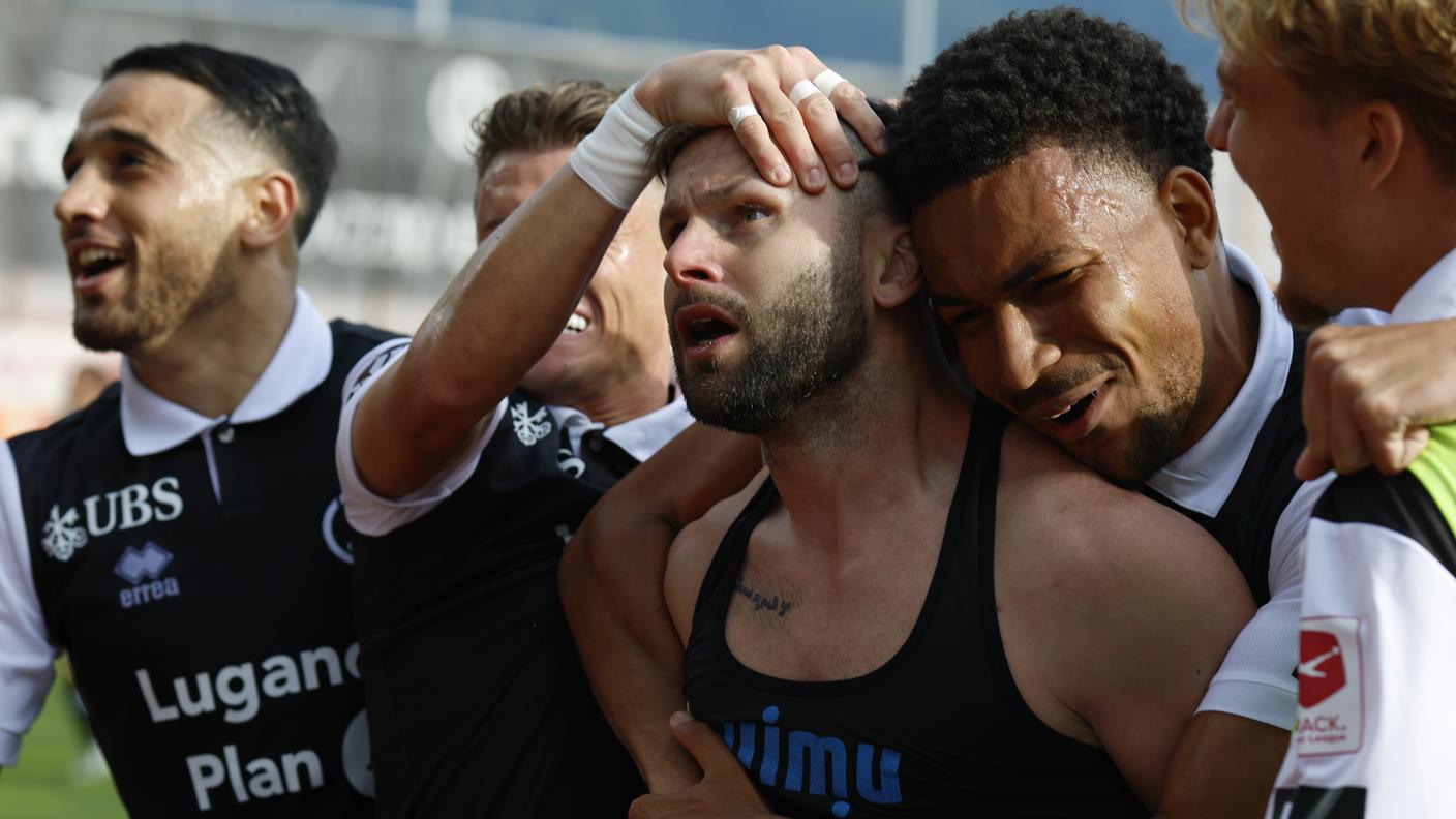 Steffen, autore del gol partita, festeggiato dai compagni