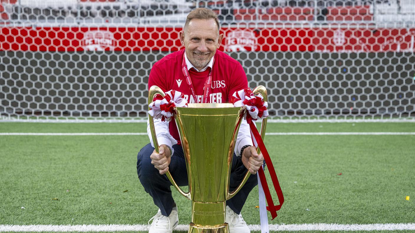 Con il trofeo