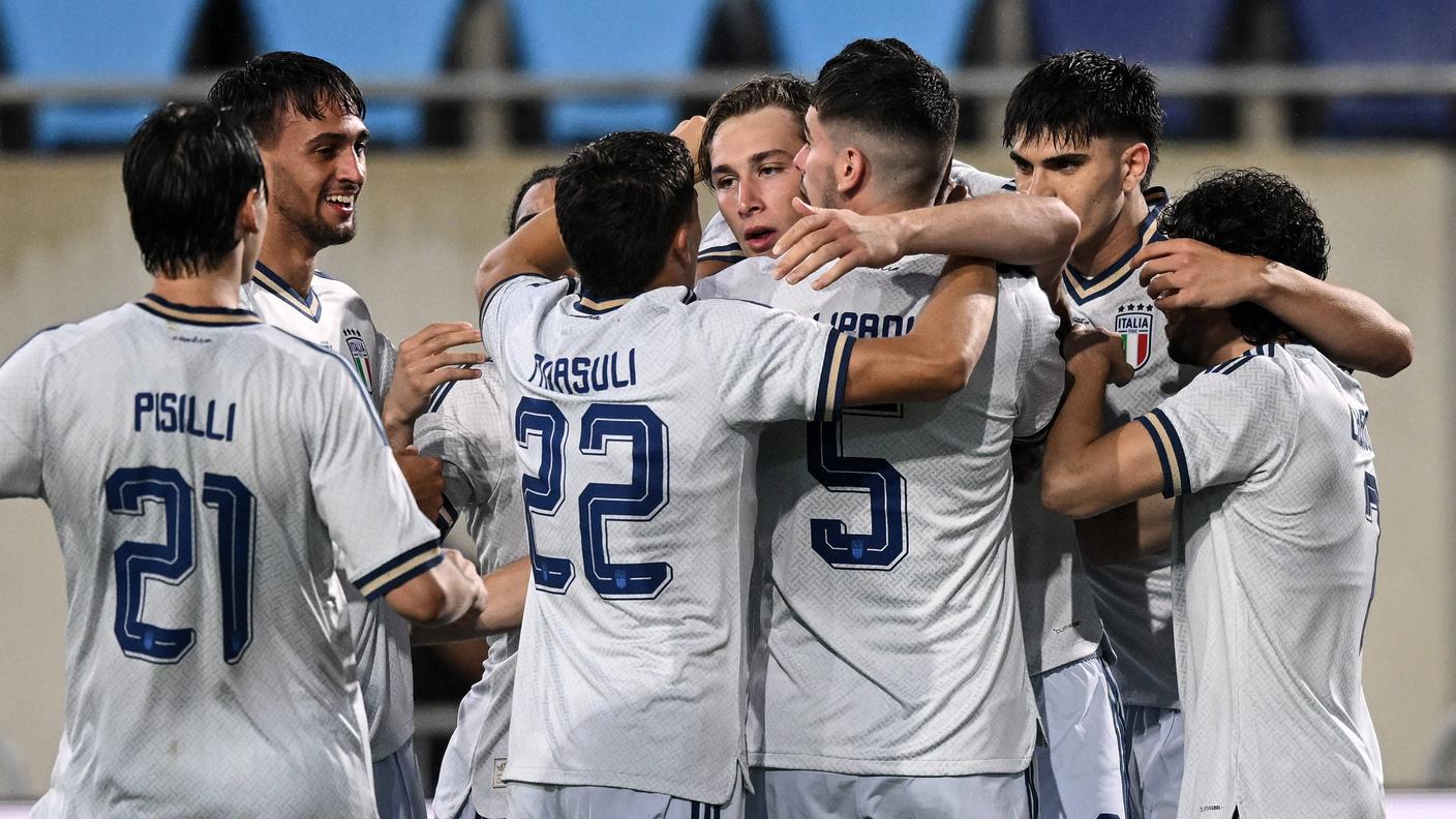 L'attaccante dell'Inter festeggiato dai compagni