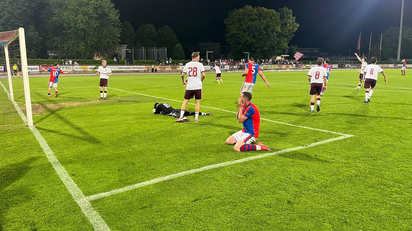La disperazione dei rossoblù per un gol sbagliato