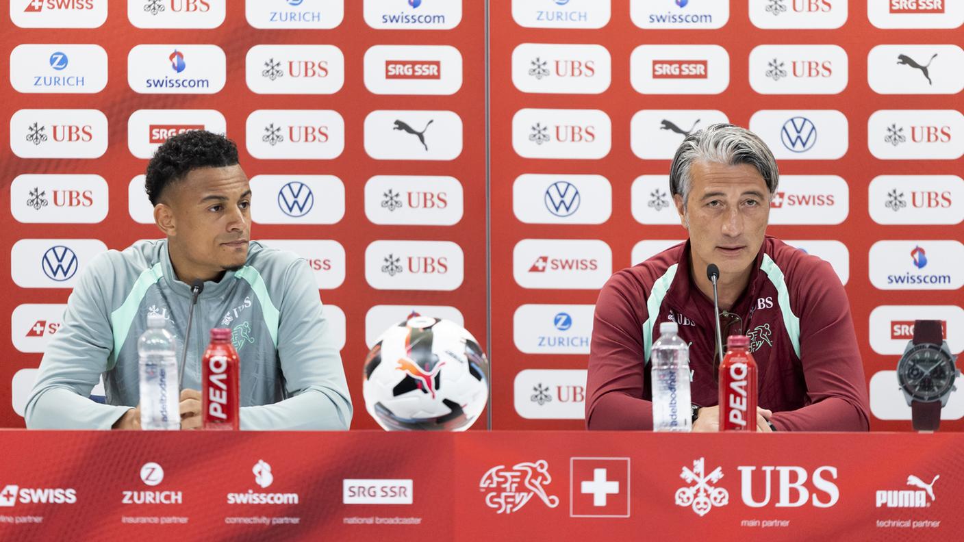 Ndoye e il mister in conferenza stampa