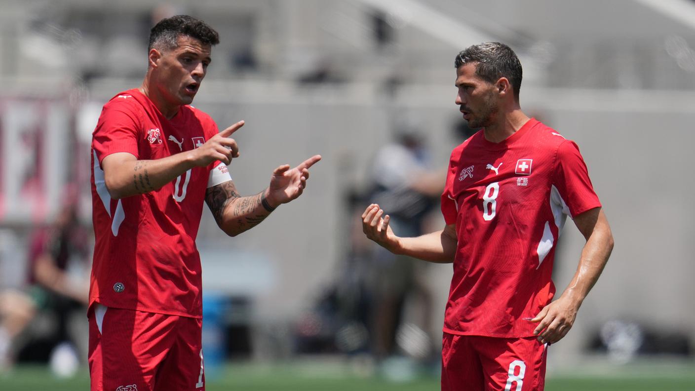 Capitan Xhaka dà indicazioni al compagno di reparto