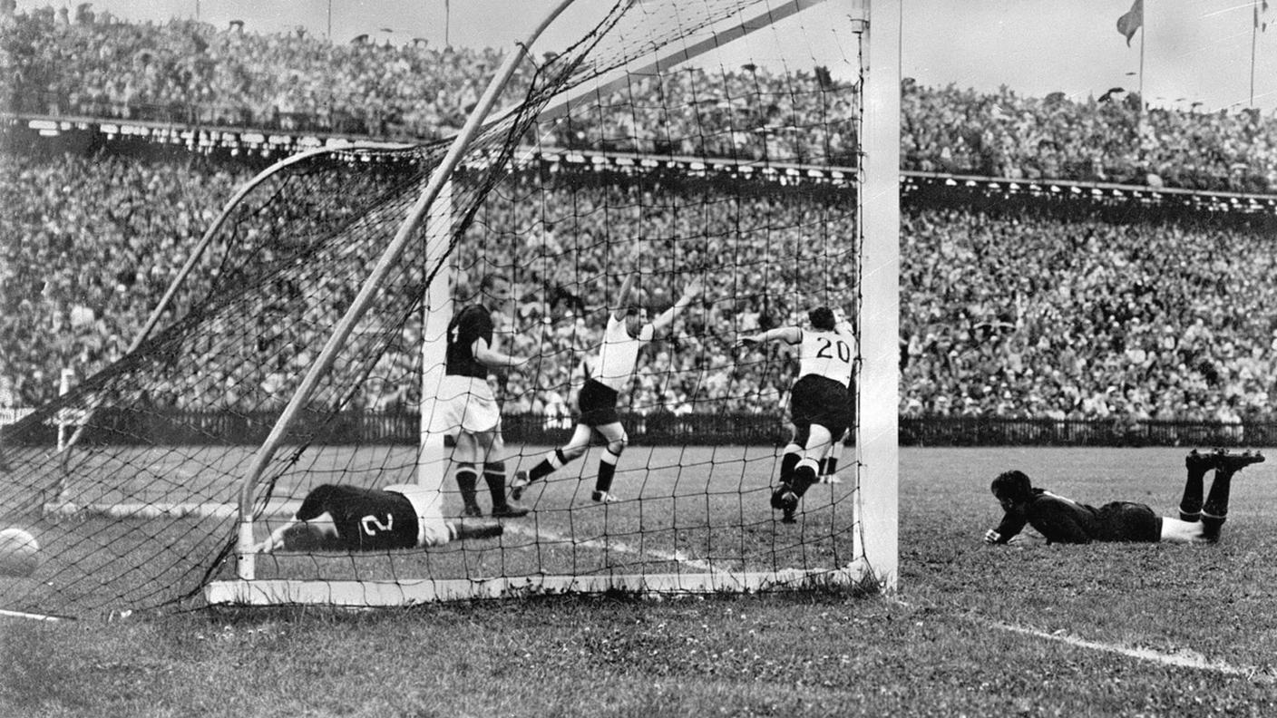 Rahn festeggia il gol decisivo al Wankdorf nel 1954