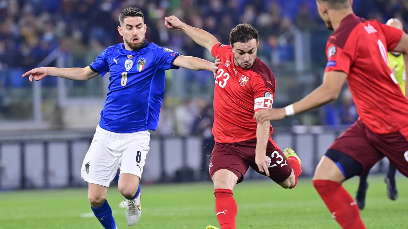 Shaqiri controllato da Jorginho