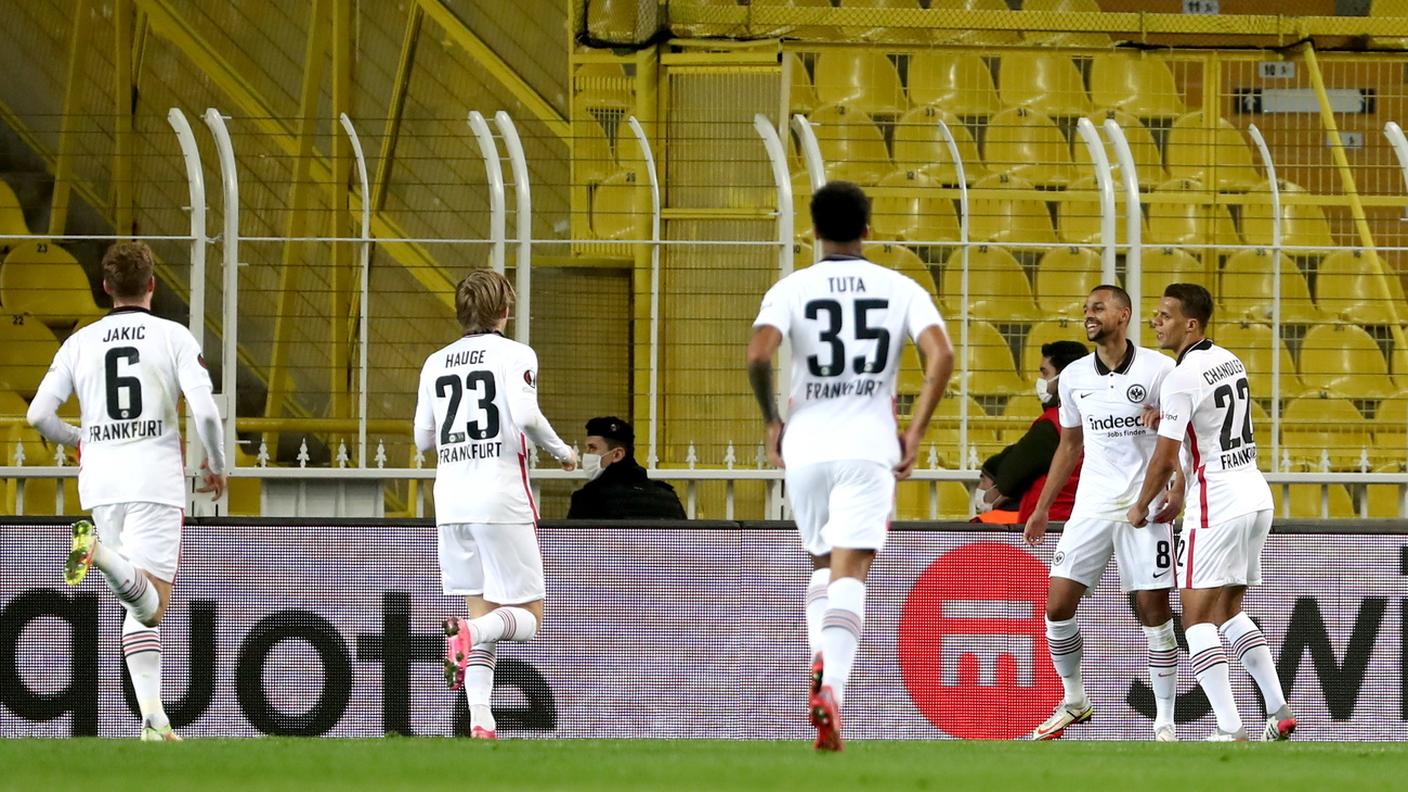 L'elvetico festeggiato dai compagni