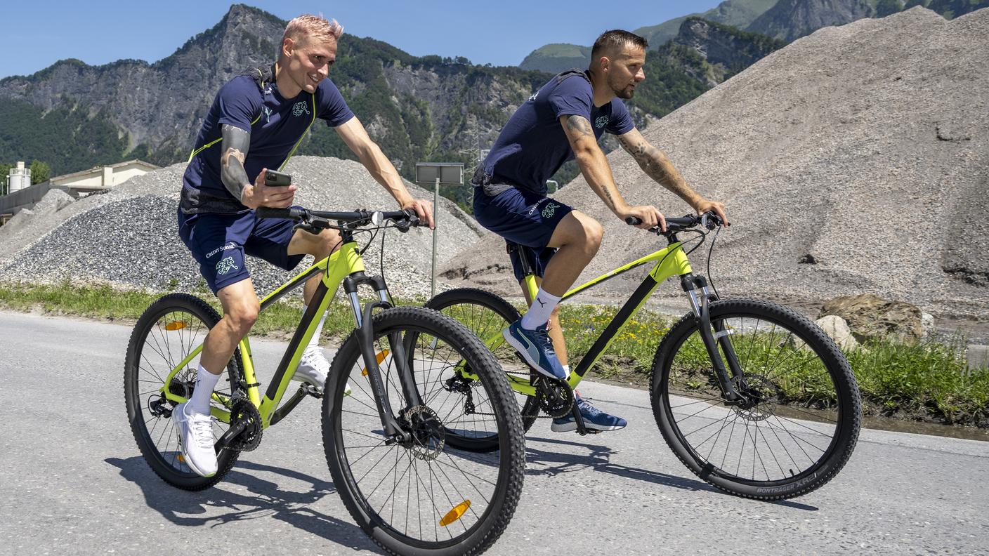 In bicicletta assieme ad Haris Seferovic