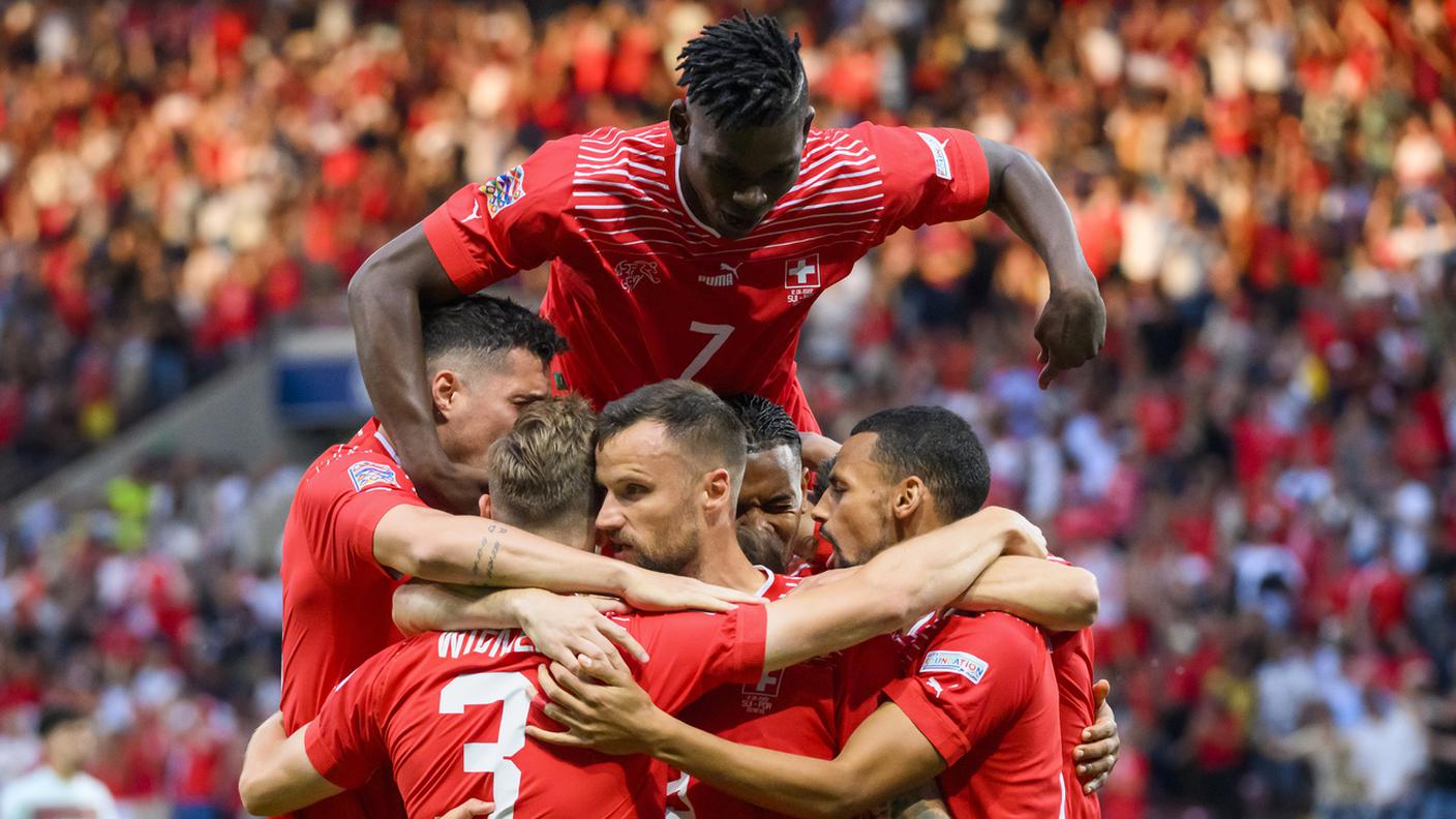 Il numero 9 festeggiato dai compagni