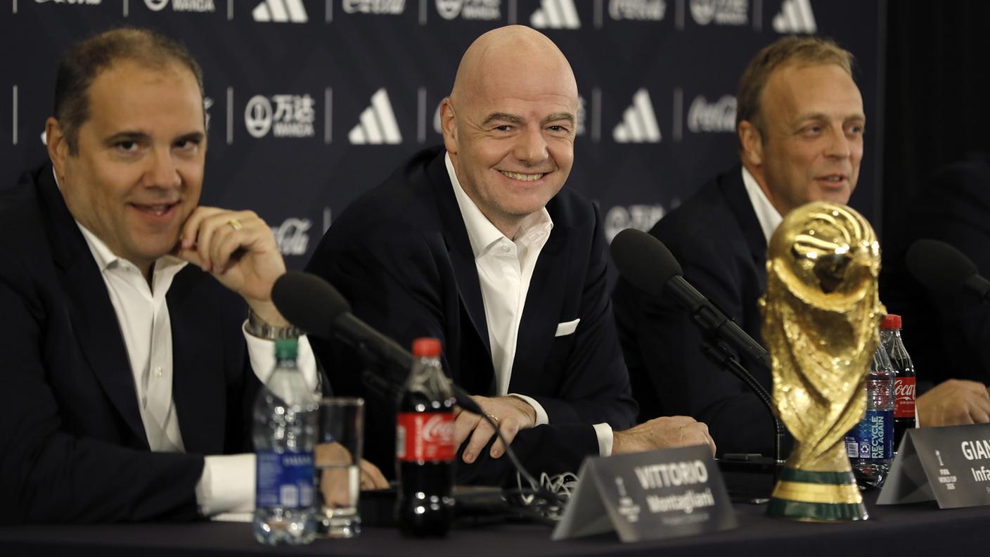 Il presidente Infantino mentre comunica la scelta