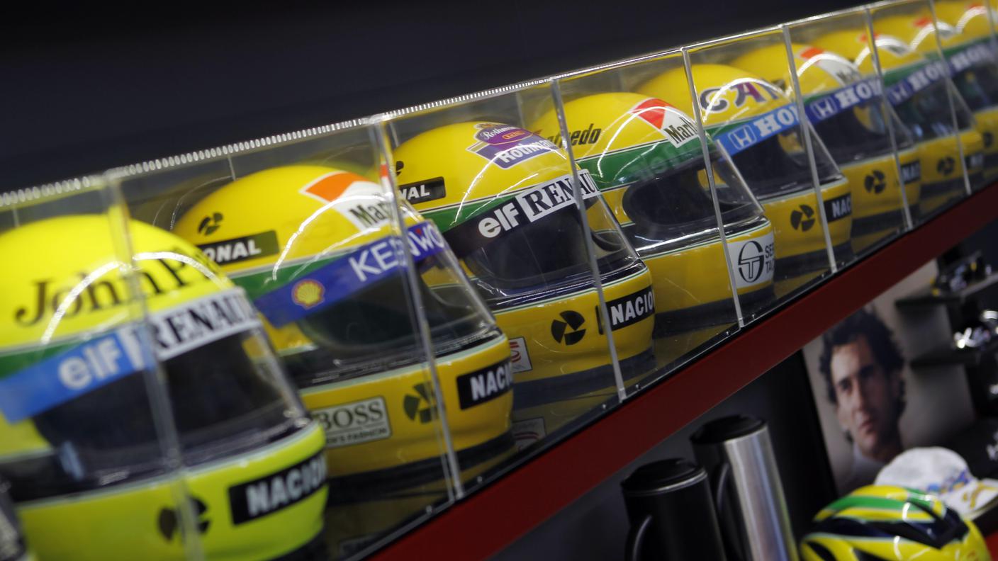 RE_auto_casco_senna.jpg