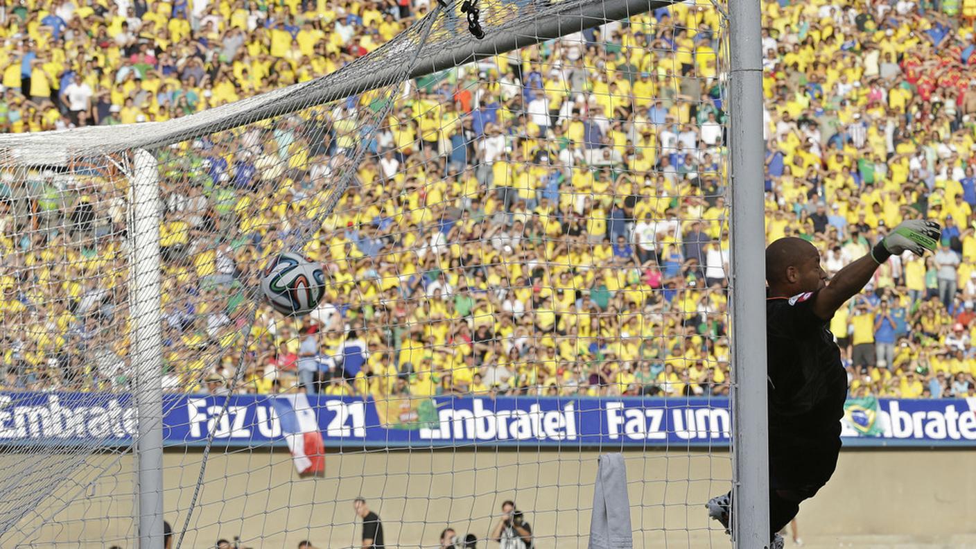 Il pallone della star del Barcellona si infila nell'angolino