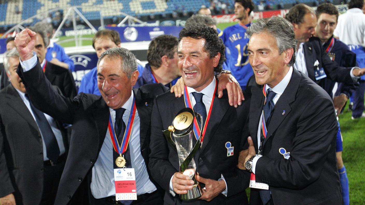Gentile con il trofeo europeo 