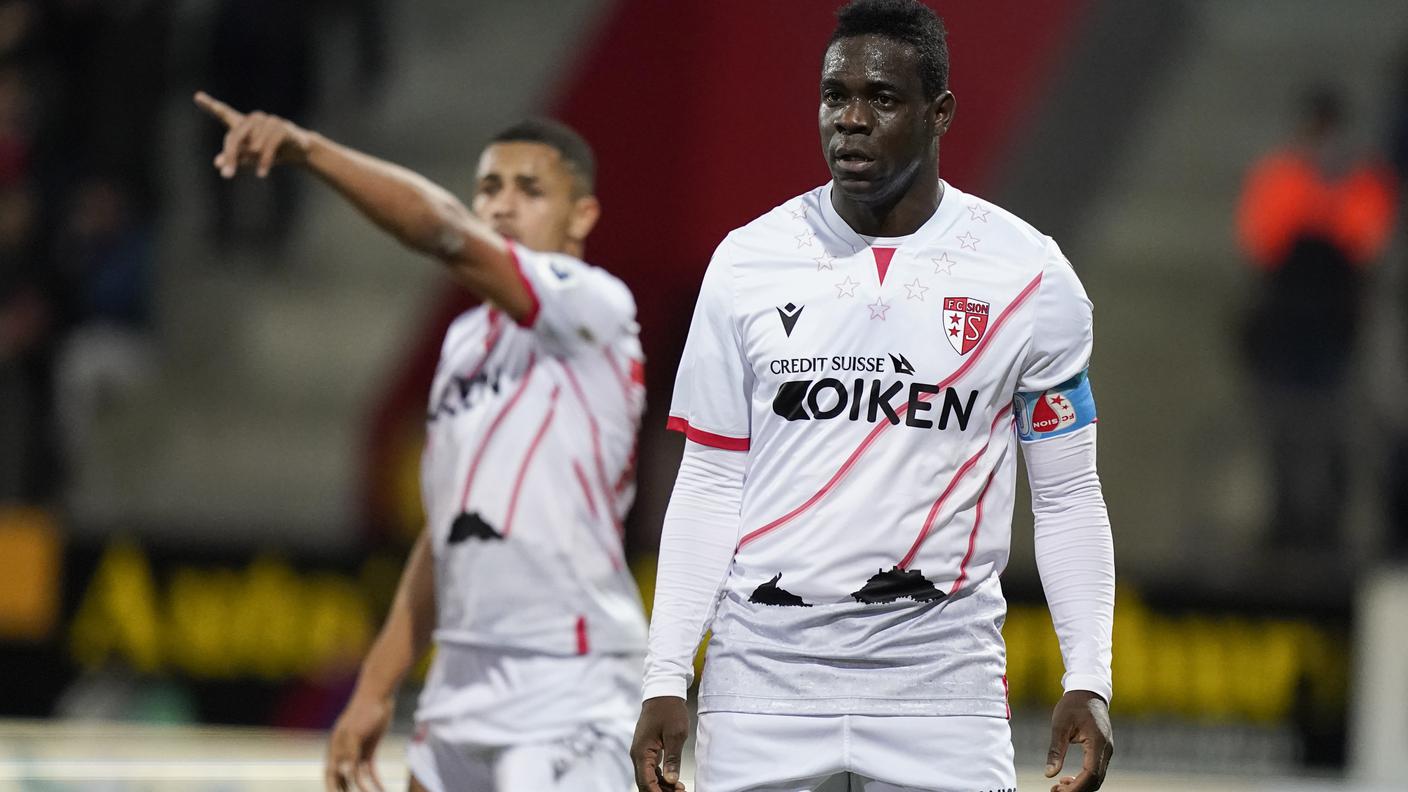 La fascia di capitano al braccio di Balotelli