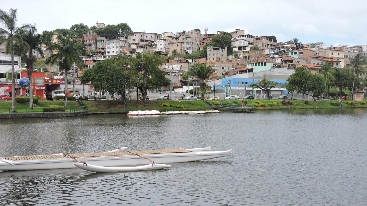 Il Dique do Tororó con la favela in sottofondo