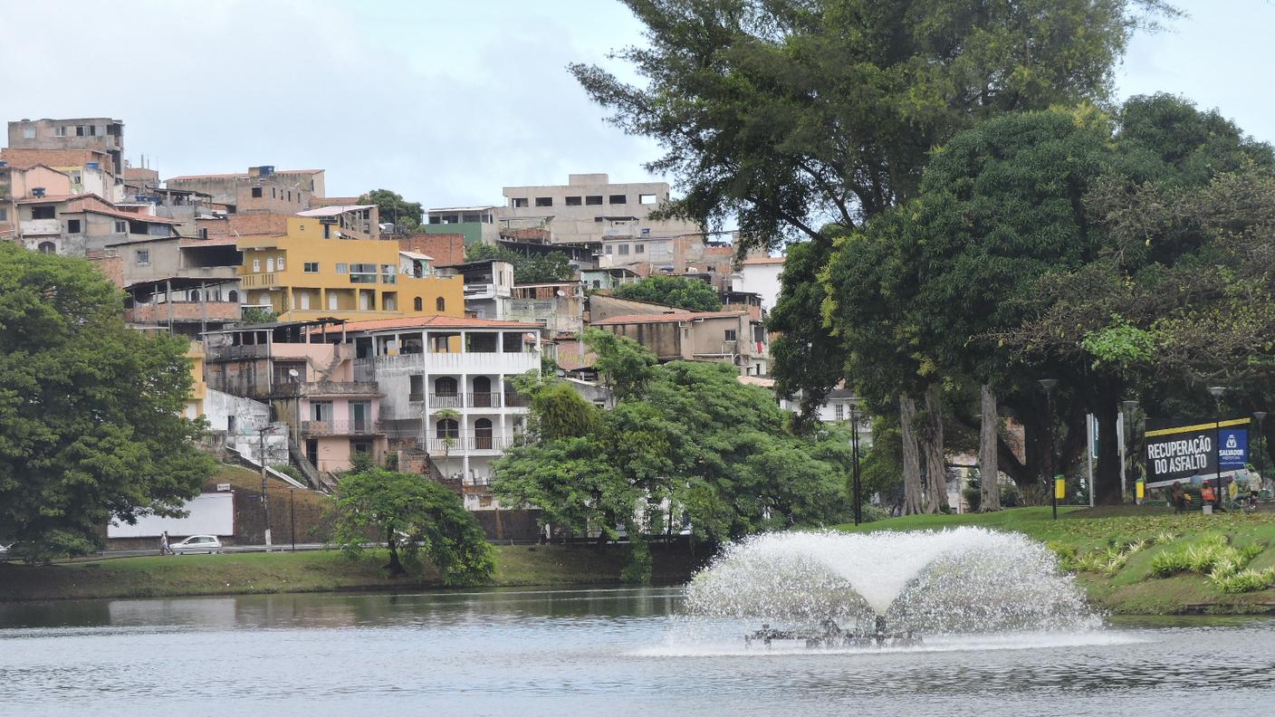 La fontana s'illumina di notte