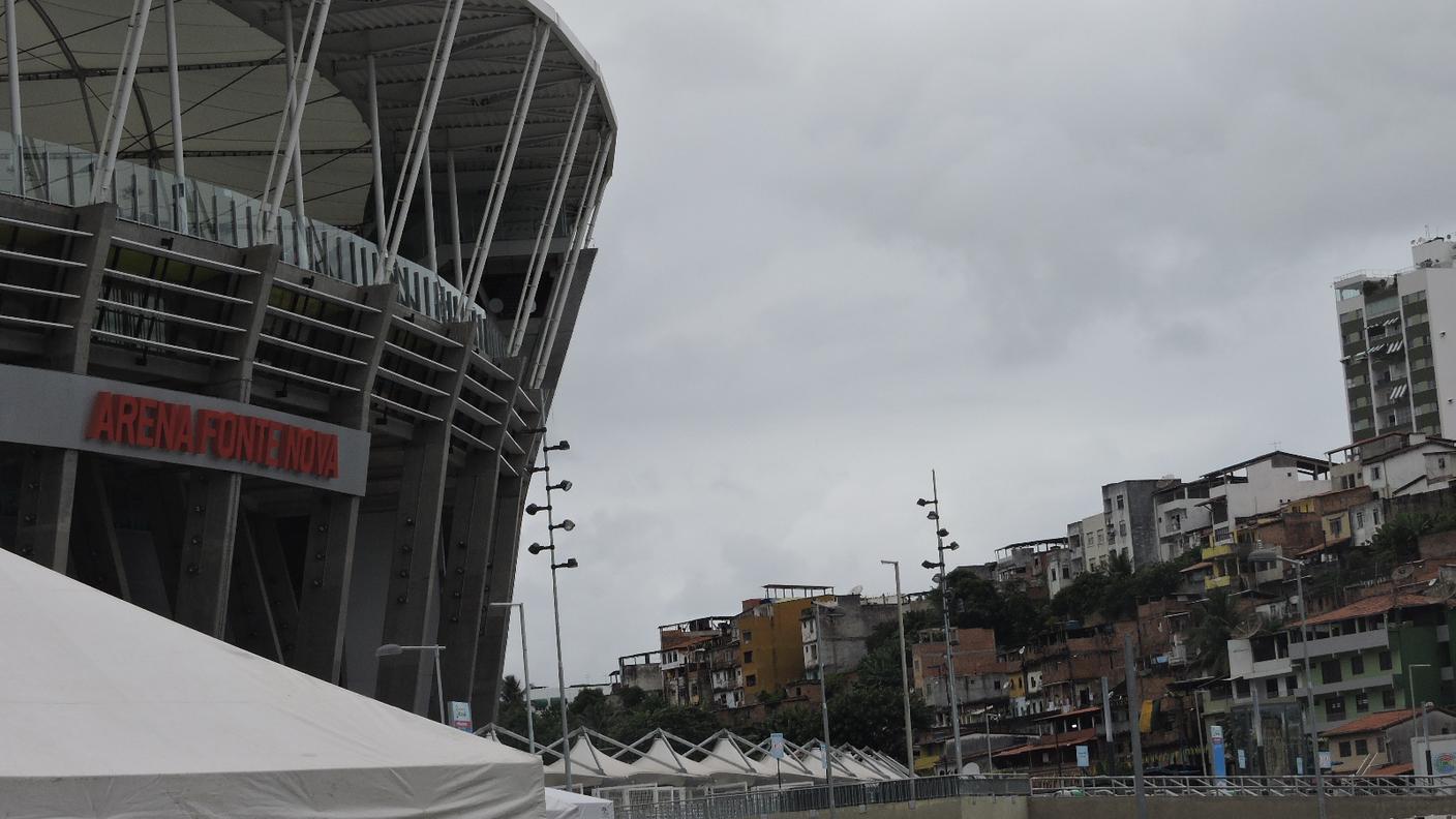 Lo stadio con di fronte la favela